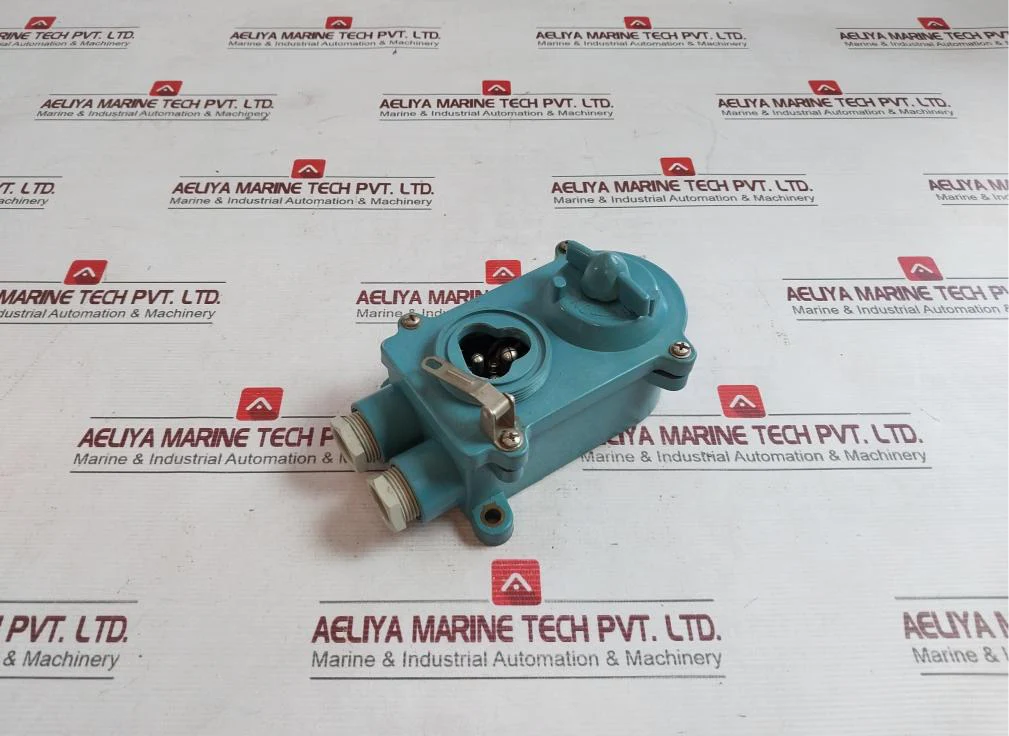 184372 Marine Socket With Switch 250V 10A Ip56 - Image 3