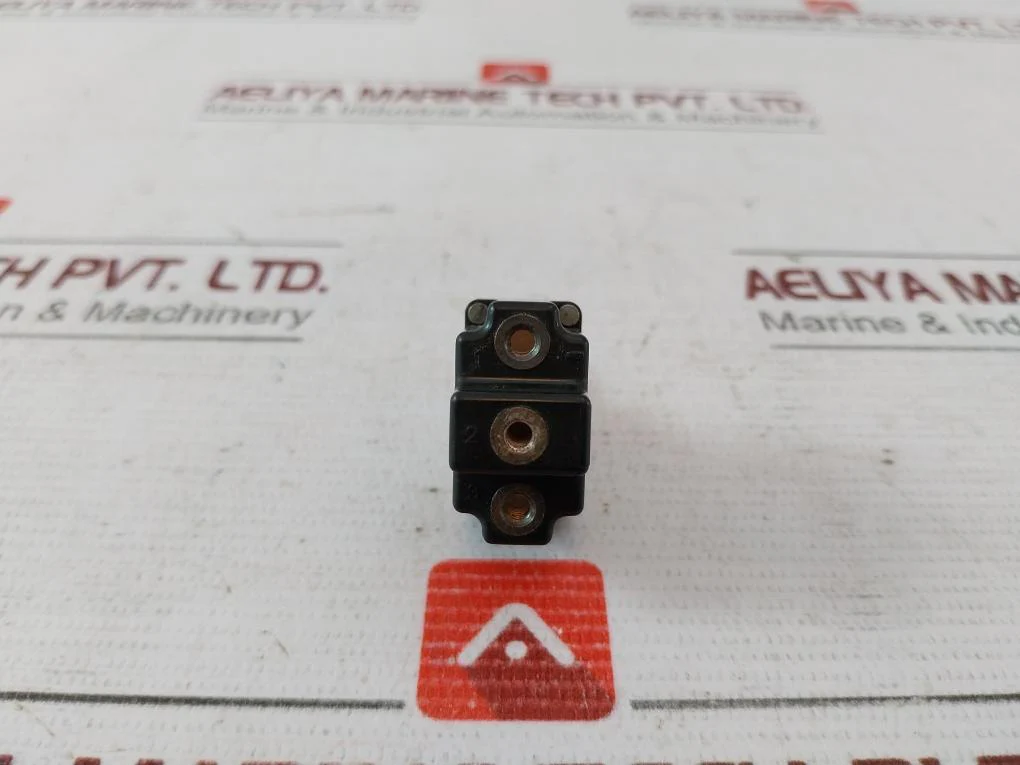 Honeywell 1Tl1-3 Toggle Switch Ms24525-23 15A-125, 250 277Vac 1/2Hp-125Vac - Image 2