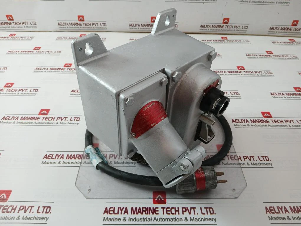 Killark Ugfi20Ad Acceptor-receptacle Interlocked With Switch 120Vac - Image 3