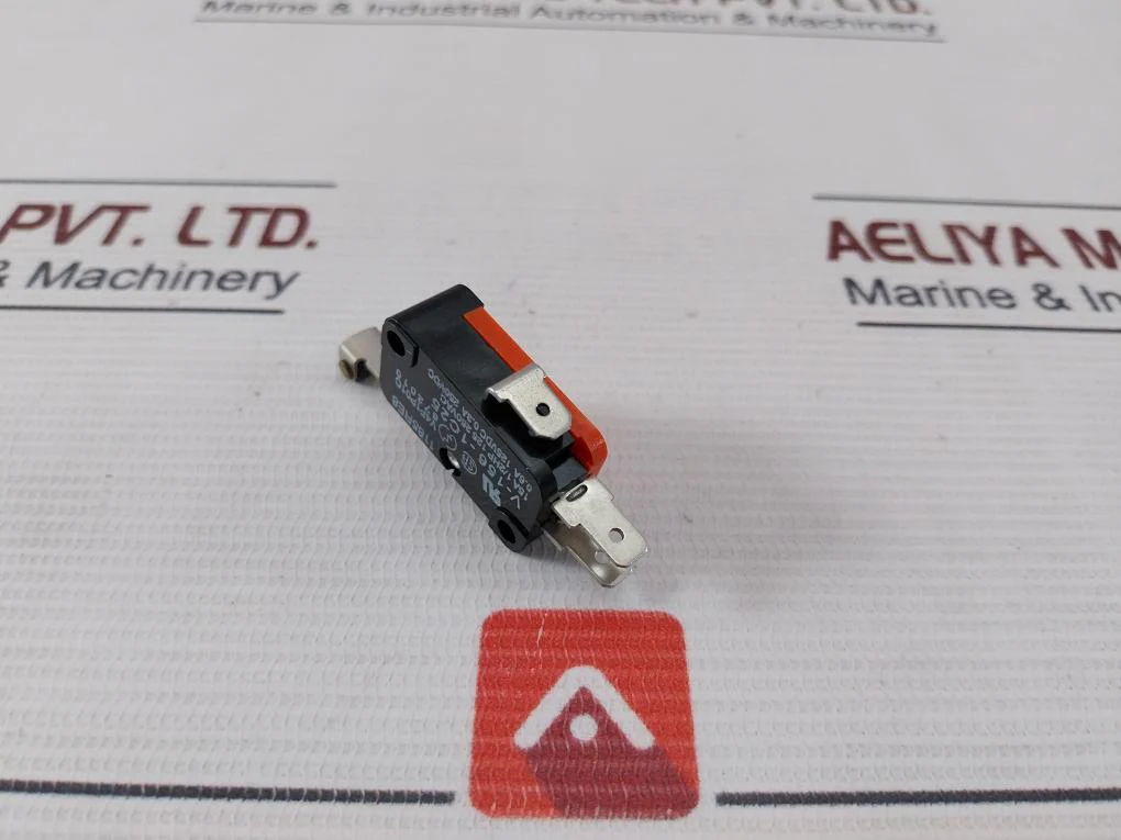 Omron V-156-1C25 Roller Lever Micro Switch - Image 4