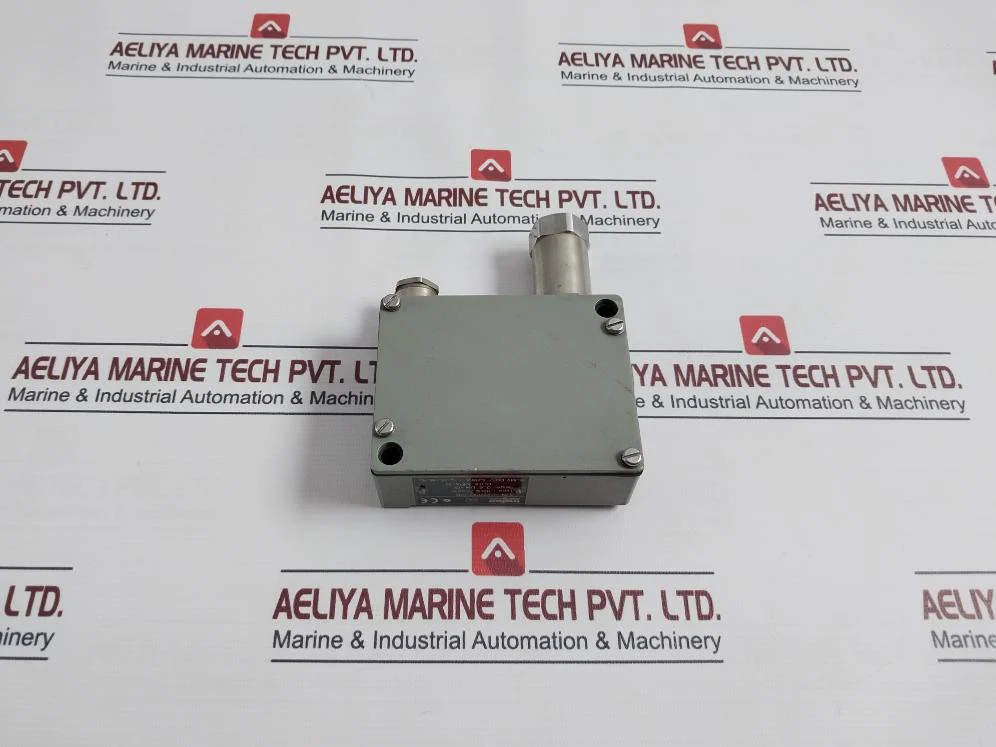 Trafag 8202.77.2210 Pressure Sensor Control 0-6Bar-g 0-0.6 Mpa-g 12-34Vdc/4.20Ma - Image 2