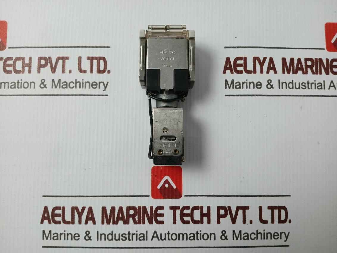 Yamatake Honeywell 2C5101 Pushbutton Micro Switch Indicator Operator 2D33L-j - Image 2